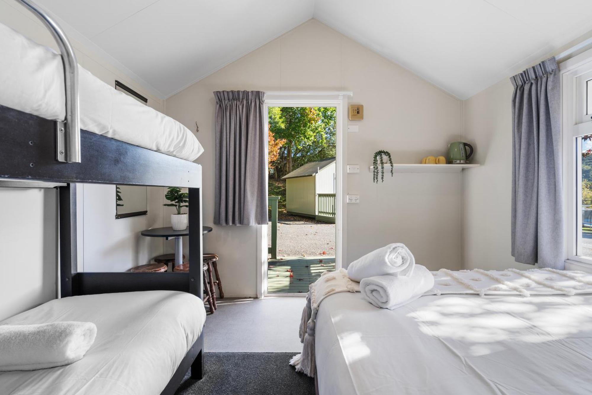 Tasman Holiday Parks Picton Exterior photo A room at the motel