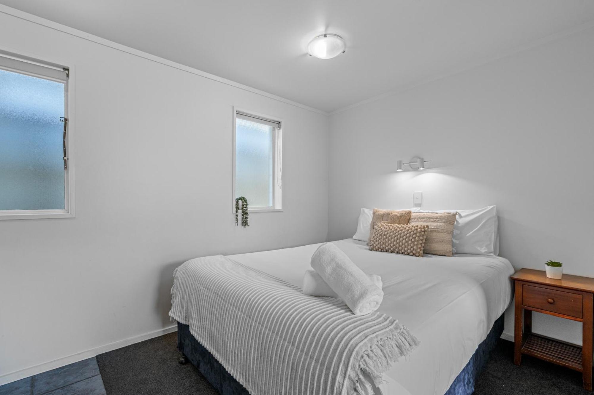 Tasman Holiday Parks Picton Exterior photo A bedroom at the hotel